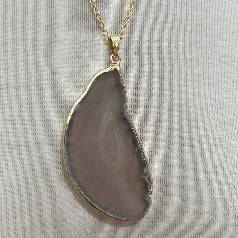 Elegant Gold and Creamy Brown Agate Pendant Necklace
